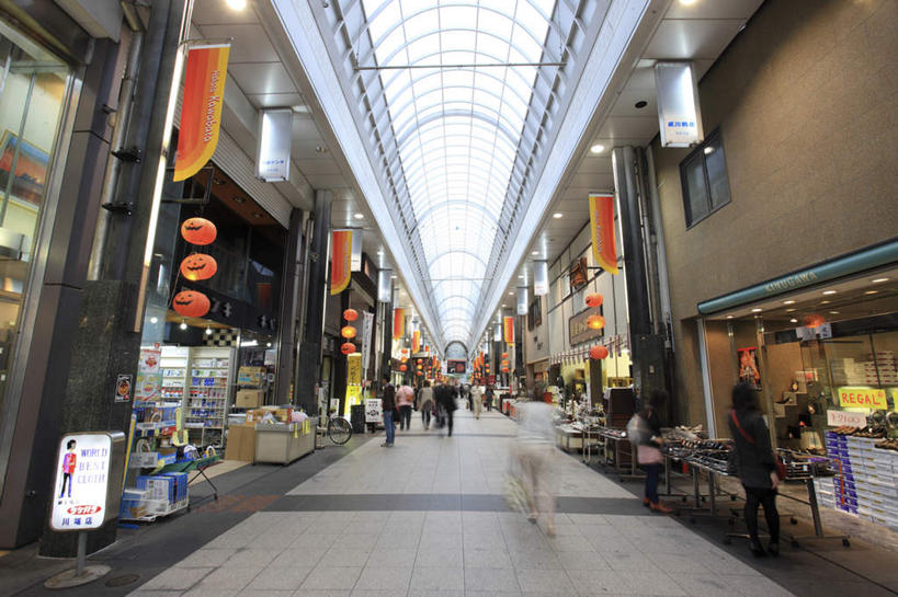 东方人,商店,走,横图,室内,白天,仰视,购物,度假,消费,美景,城市风光,超市,城市,照明,福冈县,日本,亚洲,行人,朦胧,模糊,日文,标志,文字,字符,房屋,屋子,景观,灯光,许多人,黄种人,娱乐,标识,楼房,顶灯,灯,灯具,一群人,享受,休闲,景色,放松,金融,百货,照亮,照明设备,选购,贸易,百货公司,东亚,福冈,日本国,九州本岛,九州,九州岛,九州地方,日语,血拼,亚洲人,超级市场,大卖场,步行,散步,走路,彩图,低角度拍摄,全身,房子,购物商场,购物中心,商业中心