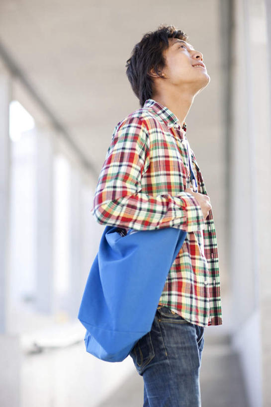 东方人,背,一个人,站,笑,微笑,露齿笑,竖图,室外,白天,侧面,亚洲,仅一个男性,仅一个人,服装,朦胧,模糊,包,书包,走道,走廊,过道,注视,休闲装,黄种人,仅一个年轻男性,一个,衣服,蓝色,背包,背着,观察,看,站着,休闲,休闲服,服饰,单个,观看,单肩包,察看,关注,男人,男性,年轻男性,亚洲人,抬头,仰头,站立,半身,彩图