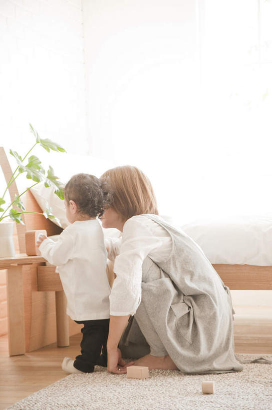 东方人,儿童,两个人,家庭,母亲,儿子,站,蹲,竖图,室内,白天,游戏,纯洁,植物,床,地板,地毯,卧室,玩具,闹钟,亚洲,握,阴影,服装,装饰,时间,编织,反射,盆栽,时钟,影子,手工艺品,墙,床单,盆景,织物,地面,拿,玩,计时,拿着,注视,休闲装,黄种人,娱乐,被子,木地板,墙壁,墙面,小孩,背面,衣服,绿色,自然,边桌,工艺品,钟表,观察,看,站着,休闲,温暖,温馨,母子,一家人,休闲服,表,可爱,母爱,童年,童趣,益智,握着,服饰,单人床,生长,成长,观看,活动,华丽,修饰,点缀,和睦,察看,被单,发泄,关注,消遣,智力,童真,烂漫,无邪,宣泄,衬托,美观,雅致,雅观,天真,男孩,年轻女性,女人,女性,亚洲人,孩子,年轻人,钟,蹲着,玩耍,嬉戏,站立,彩图,全身,睡房,卧房,融洽,男生