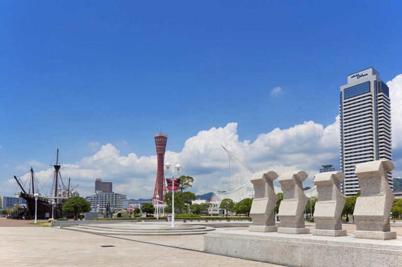 无人,栏杆,横图,室外,白天,仰视,旅游,度假,烟囱,草地,草坪,树林,天际线,植物,标志建筑,道路,地标,建筑,路,轮船,船,照明,日本,亚洲,一座,阴影,反射,影子,栅栏,篱笆,云,云朵,围栏,小路,塔,灯光,交通,云彩,娱乐,建设,护栏,灯,草,树,树木,红色,蓝色,绿色,白云,蓝天,天空,自然,灯具,落地灯,交通工具,天,享受,休闲,旅游胜地,放松,生长,晴朗,成长,照亮,照明设备,载具,东亚,本州,本州岛,日本国,近畿地方,近畿,兵库,兵库县,神户,神户港,神户港口塔,神户市,神戸,县厅,神戸市,晴空,彩图,低角度拍摄