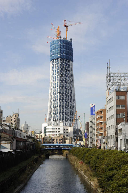 无人,家,竖图,室外,白天,仰视,旅游,度假,技术,河流,美景,树林,水,植物,城市风光,城市,建筑,东京,日本,亚洲,许多,阴影,光线,广告牌,文字,影子,房屋,屋子,河水,景观,水流,云,云朵,公寓,建筑群,云彩,娱乐,设备,建设,洋房,楼房,住宅,树,树木,施工,蓝色,绿色,白云,蓝天,天空,阳光,自然,天,享受,休闲,机械,起重机,景色,放松,生长,晴朗,成长,工程,东亚,日本国,墨田区,晴空,彩图,低角度拍摄,房子