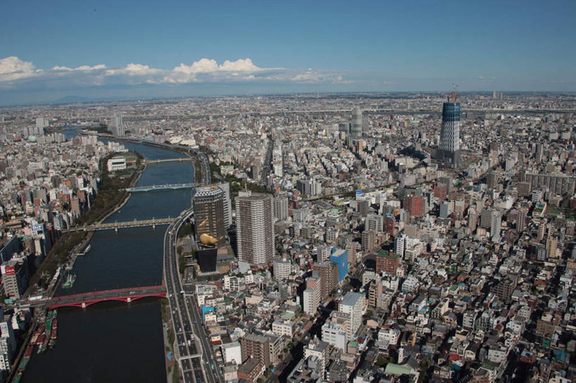 无人,高楼大厦,横图,全景,俯视,航拍,室外,白天,度假,河流,美景,树林,水,天际线,植物,城市风光,城市,大桥,大厦,道路,建筑,立交桥,路,轮船,摩天大楼,桥梁,公路,船,汽车,东京,日本,亚洲,阴影,光线,影子,河水,景观,水流,云,云朵,高架,建筑群,斜拉桥,桥,交通,云彩,娱乐,建设,车,树,树木,蓝色,绿色,白云,蓝天,天空,阳光,自然,交通工具,轿车,天,享受,休闲,景色,放松,生长,晴朗,成长,鸟瞰,载具,东亚,本州,关东地方,本州岛,日本国,东京都,隅田川,墨田区,晴空,马路,彩图,高角度拍摄,大楼,高层建筑,高楼,摩天楼