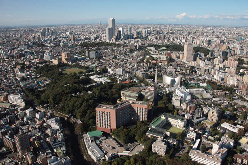 无人,学校,教学楼,高楼大厦,横图,全景,俯视,航拍,室外,白天,度假,美景,树林,天际线,植物,城市风光,城市,大厦,道路,建筑,路,摩天大楼,公路,汽车,东京,日本,亚洲,阴影,光线,影子,景观,云,云朵,建筑群,交通,云彩,娱乐,建设,校园,车,树,树木,蓝色,绿色,白云,蓝天,天空,阳光,自然,交通工具,轿车,天,享受,休闲,教室,景色,放松,生长,晴朗,成长,鸟瞰,载具,东亚,本州,关东地方,本州岛,日本国,东京都,早稻田大学,晴空,马路,彩图,高角度拍摄,大楼,高层建筑,高楼,教学大楼,摩天楼,文京区