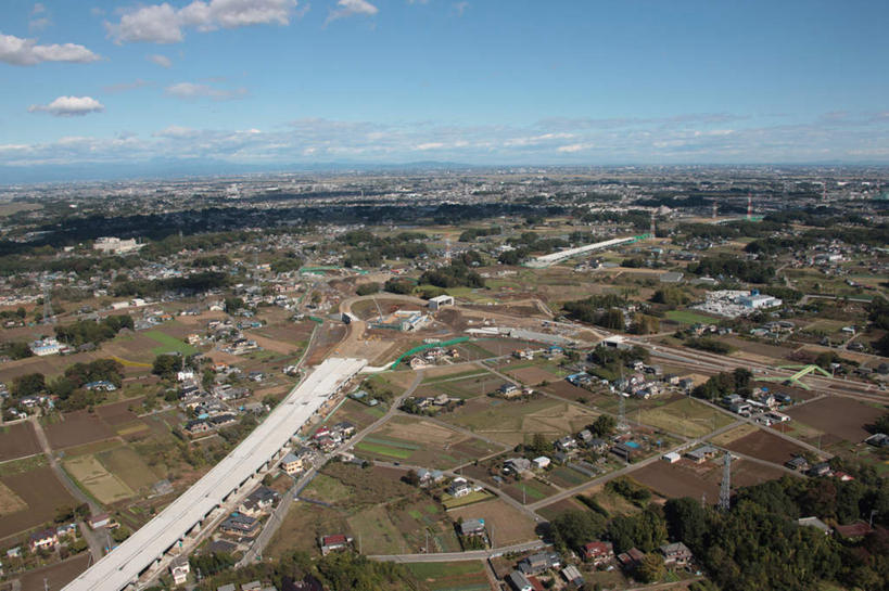 无人,家,农田,栏杆,横图,全景,俯视,航拍,室外,白天,旅游,度假,农业,庄稼,农作物,草地,草坪,美景,山,山脉,树林,天际线,植物,别墅,城市风光,城市,道路,建筑,路,公路,日本,亚洲,阴影,朦胧,模糊,光线,影子,栅栏,房屋,屋子,稻田,地平线,景观,篱笆,山峰,云,云朵,公寓,建筑群,围栏,辽阔,地面,交通,山峦,云彩,娱乐,建设,洋房,护栏,楼房,住宅,草,树,树木,蓝色,绿色,白云,蓝天,天空,阳光,自然,群山,天,享受,休闲,景色,放松,生长,晴朗,成长,一望无际,鸟瞰,延伸,东亚,本州,关东地方,本州岛,日本国,天地相交,崎玉,崎玉县,晴空,马路,彩图,高角度拍摄,耕地,庄稼田,房子