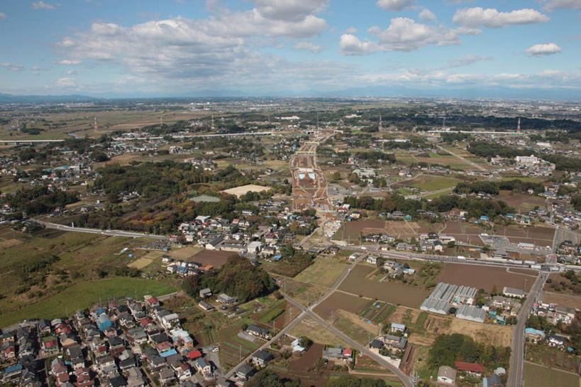无人,家,农田,横图,全景,俯视,航拍,室外,白天,旅游,度假,农业,庄稼,农作物,美景,树林,天际线,植物,别墅,城市风光,城市,道路,建筑,路,公路,日本,亚洲,阴影,光线,影子,房屋,屋子,稻田,地平线,景观,云,云朵,公寓,建筑群,辽阔,地面,交通,云彩,娱乐,建设,洋房,楼房,住宅,树,树木,蓝色,绿色,白云,蓝天,天空,阳光,自然,天,享受,休闲,景色,放松,生长,晴朗,成长,一望无际,鸟瞰,延伸,东亚,本州,关东地方,本州岛,日本国,天地相交,崎玉,崎玉县,晴空,马路,彩图,高角度拍摄,耕地,庄稼田,房子