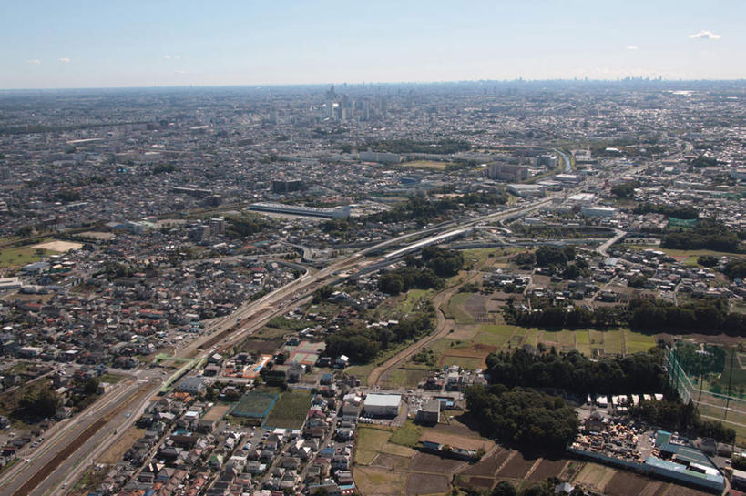 无人,家,横图,全景,俯视,航拍,室外,白天,旅游,度假,美景,树林,天际线,植物,别墅,城市风光,城市,道路,建筑,路,公路,日本,亚洲,阴影,光线,影子,房屋,屋子,地平线,景观,云,云朵,公寓,建筑群,辽阔,地面,交通,云彩,娱乐,建设,洋房,楼房,住宅,树,树木,蓝色,绿色,白云,蓝天,天空,阳光,自然,天,享受,休闲,景色,放松,生长,晴朗,成长,一望无际,鸟瞰,延伸,东亚,本州,关东地方,本州岛,日本国,天地相交,崎玉,崎玉县,晴空,马路,彩图,高角度拍摄,房子