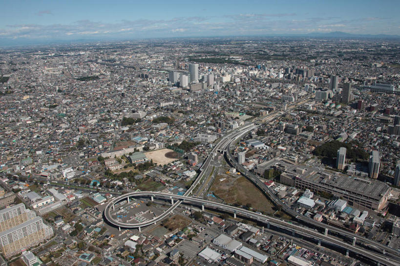 无人,家,横图,全景,俯视,航拍,室外,白天,旅游,度假,美景,树林,天际线,植物,别墅,城市风光,城市,大桥,道路,建筑,立交桥,路,桥梁,公路,日本,亚洲,阴影,光线,影子,房屋,屋子,地平线,景观,云,云朵,高架,公寓,建筑群,桥,辽阔,地面,交通,云彩,娱乐,建设,洋房,楼房,住宅,树,树木,蓝色,绿色,白云,蓝天,天空,阳光,自然,天,享受,休闲,景色,放松,生长,晴朗,成长,一望无际,鸟瞰,延伸,东亚,本州,关东地方,本州岛,日本国,天地相交,崎玉,崎玉县,晴空,马路,彩图,高角度拍摄,房子
