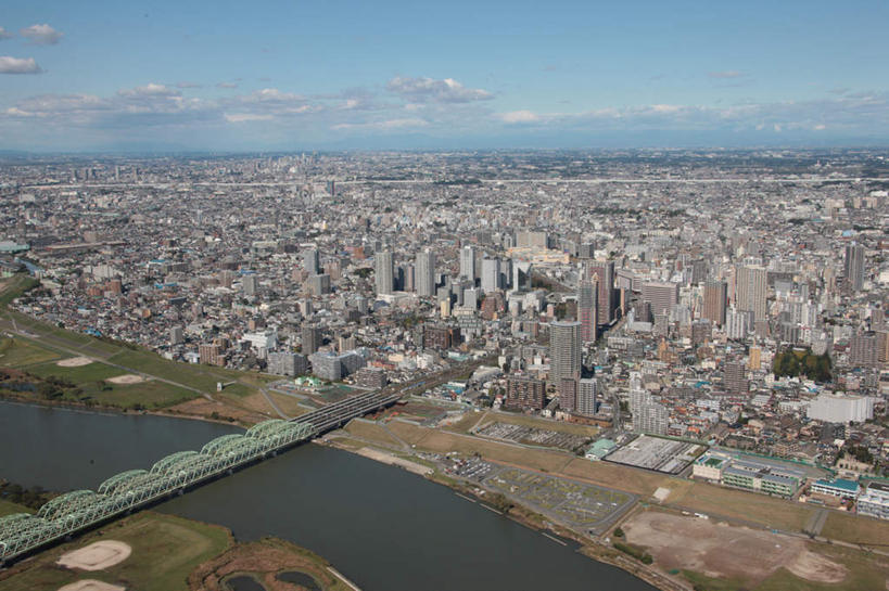 无人,家,横图,全景,俯视,航拍,室外,白天,旅游,度假,草地,草坪,河流,美景,树林,水,天际线,植物,别墅,城市风光,城市,大桥,道路,建筑,立交桥,路,桥梁,铁路,公路,日本,亚洲,阴影,光线,影子,房屋,屋子,地平线,河水,景观,水流,云,云朵,高架,公寓,建筑群,桥,辽阔,地面,轨道,交通,铁轨,云彩,娱乐,建设,洋房,楼房,住宅,草,树,树木,蓝色,绿色,白云,蓝天,天空,阳光,自然,天,享受,休闲,景色,放松,运输,生长,晴朗,成长,一望无际,鸟瞰,延伸,东亚,本州,关东地方,本州岛,日本国,天地相交,崎玉,崎玉县,晴空,马路,彩图,高角度拍摄,房子