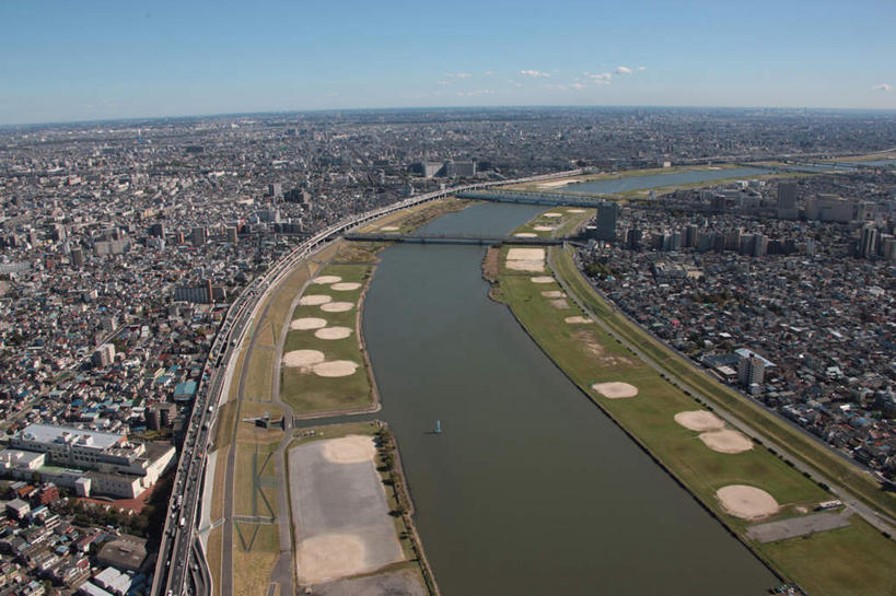 无人,家,横图,全景,俯视,航拍,室外,白天,旅游,度假,草地,草坪,河流,美景,树林,水,天际线,植物,别墅,城市风光,城市,大桥,道路,建筑,立交桥,路,桥梁,公路,东京,日本,亚洲,阴影,光线,影子,房屋,屋子,地平线,河水,景观,水流,云,云朵,高架,公寓,建筑群,桥,辽阔,地面,交通,云彩,娱乐,建设,洋房,楼房,住宅,草,树,树木,蓝色,绿色,白云,蓝天,天空,阳光,自然,天,享受,休闲,景色,放松,生长,晴朗,成长,一望无际,鸟瞰,延伸,东亚,本州,关东地方,本州岛,日本国,东京都,天地相交,晴空,马路,彩图,高角度拍摄,房子