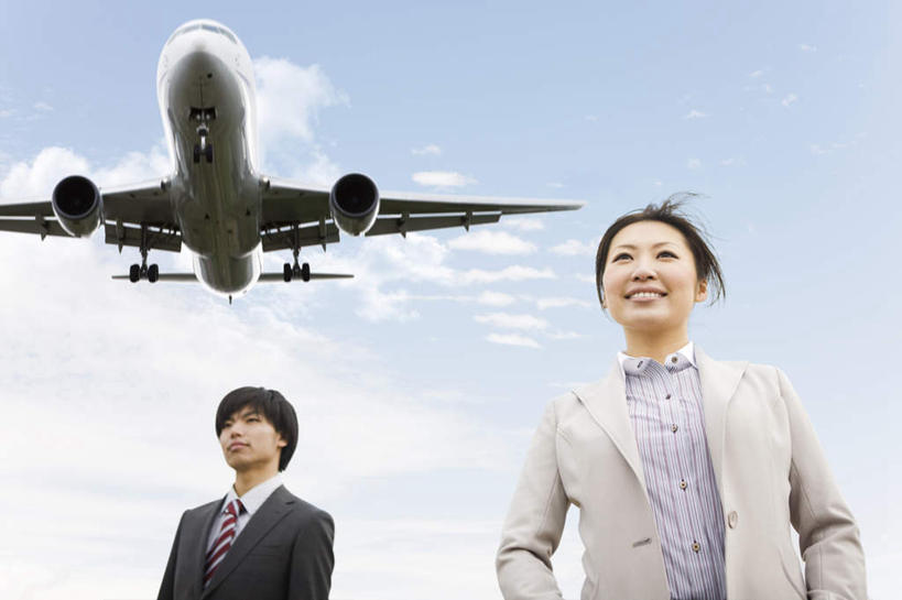 东方人,两个人,伙伴,朋友,商务人士,商务男性,商务女性,站,笑,微笑,露齿笑,横图,室外,白天,仰视,衬衫,西装,友谊,合作,团队,飞机,亚洲,飞翔,阴影,套装,正装,飞行,光线,影子,云,云朵,交通,翱翔,云彩,注视,职业装,黄种人,航空,飞舞,蓝色,黑色,灰色,白云,蓝天,天空,阳光,交通工具,天,观察,看,站着,战略,运输,晴朗,观看,察看,航行,客机,关注,飘动,载具,商务装,工薪阶层,联合,合谋,遨游,漫游,配合,协作,男人,男性,年轻男性,年轻女性,女人,女性,亚洲人,白领,上班族,晴空,站立,半身,彩图,低角度拍摄,衬衣