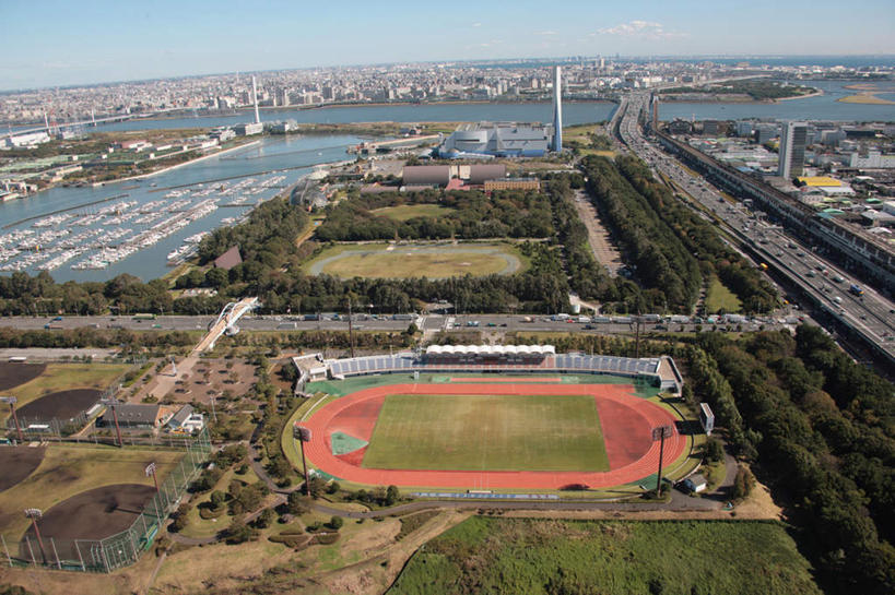 无人,足球场,家,横图,俯视,航拍,室外,白天,旅游,度假,草地,草坪,海洋,美景,树林,植物,别墅,城市风光,城市,大桥,建筑,立交桥,桥梁,汽车,东京,日本,亚洲,阴影,光线,影子,房屋,屋子,景观,水平线,云,云朵,高架,公寓,建筑群,跑道,桥,海平线,江东区,云彩,娱乐,建设,洋房,楼房,住宅,车,草,树,树木,蓝色,绿色,白云,蓝天,天空,阳光,自然,海水,交通工具,轿车,天,享受,休闲,橘色,景色,放松,生长,晴朗,成长,鸟瞰,载具,绿茵场,海景,东亚,本州,关东地方,本州岛,日本国,东京都,大海,海,海水的波动,晴空,彩图,高角度拍摄,房子,足球比赛场地