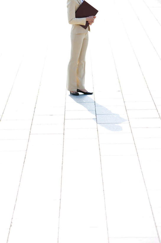 东方人,一个人,商务人士,商务男性,商务女性,站,摸,竖图,室外,白天,仰视,衬衫,西装,亚洲,仅一个年轻女性,仅一个女性,仅一个人,抚摸,握,阴影,套装,正装,朦胧,模糊,反射,材料,档案,文件,影子,拿,拿着,注视,职业装,黄种人,资料,观察,看,站着,米色,握着,观看,察看,关注,文档,商务装,工薪阶层,年轻女性,女人,女性,亚洲人,白领,上班族,触摸,接触,站立,半身,彩图,低角度拍摄,衬衣