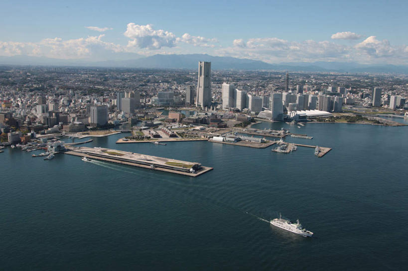 无人,码头,横图,全景,俯视,航拍,室外,白天,度假,海洋,美景,天际线,城市风光,城市,大桥,港口,立交桥,轮船,桥梁,船,神奈川,日本,亚洲,阴影,波纹,飞溅,溅,光线,液体,影子,景观,水滴,水平线,高架,桥,辽阔,海平线,神奈川县,娱乐,水珠,蓝色,蓝天,水纹,天空,阳光,海水,船尾波,交通工具,波浪,天,享受,休闲,广阔,景色,放松,晴朗,一望无际,鸟瞰,喷洒,载具,海景,东亚,本州,万里无云,关东地方,本州岛,日本国,无边无际,一马平川,大海,海,海水的波动,晴空,晴空万里,彩图,高角度拍摄,摆渡口,埠头,渡口,渡头,港湾,海港,货运码头,口岸,商港,水天相接,水天一线