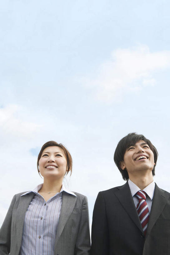 东方人,两个人,伙伴,朋友,商务人士,商务男性,商务女性,站,笑,微笑,露齿笑,竖图,室外,白天,仰视,衬衫,友谊,合作,团队,亚洲,阴影,套装,朦胧,模糊,光线,影子,云,云朵,云彩,注视,黄种人,蓝色,白云,蓝天,天空,阳光,天,观察,看,站着,战略,晴朗,观看,察看,关注,商务装,工薪阶层,联合,合谋,配合,协作,男人,男性,年轻男性,年轻女性,女人,女性,亚洲人,白领,上班族,晴空,抬头,仰头,站立,半身,彩图,低角度拍摄,衬衣