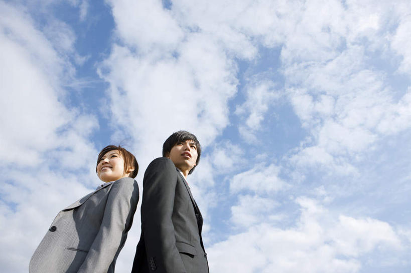 东方人,两个人,伙伴,朋友,商务人士,商务男性,商务女性,站,笑,微笑,露齿笑,横图,室外,白天,仰视,衬衫,友谊,合作,团队,亚洲,阴影,套装,光线,影子,云,云朵,云彩,注视,黄种人,蓝色,白云,蓝天,天空,阳光,天,观察,看,站着,战略,晴朗,观看,察看,关注,商务装,工薪阶层,联合,合谋,配合,协作,男人,男性,年轻男性,年轻女性,女人,女性,亚洲人,白领,上班族,晴空,站立,半身,彩图,低角度拍摄,衬衣