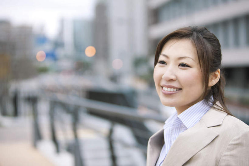东方人,脸,头,脸颊,一个人,商务人士,商务女性,高楼大厦,栏杆,站,笑,微笑,露齿笑,横图,室外,特写,白天,侧面,度假,美景,城市风光,标志建筑,城市,大厦,地标,建筑,摩天大楼,日本,亚洲,仅一个年轻女性,仅一个女性,仅一个人,阴影,套装,朦胧,模糊,光线,影子,栅栏,景观,篱笆,围栏,注视,黄种人,娱乐,建设,护栏,肩膀,阳光,观察,看,站着,享受,休闲,景色,放松,观看,察看,关注,商务装,工薪阶层,东亚,日本国,年轻女性,女人,女性,亚洲人,头部,脸部,脸蛋,面部,白领,上班族,站立,半身,彩图,大楼,高层建筑,高楼,摩天楼