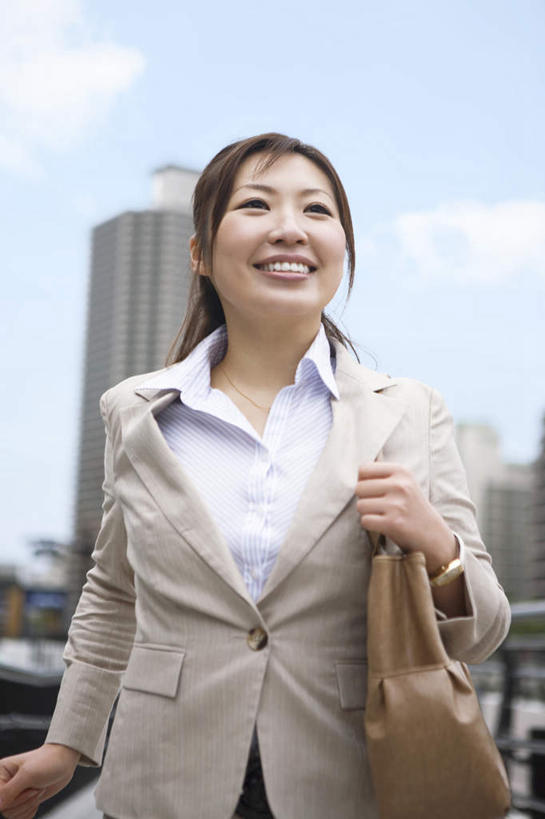 东方人,一个人,商务人士,商务女性,高楼大厦,栏杆,站,笑,微笑,露齿笑,竖图,室外,白天,仰视,度假,美景,城市风光,标志建筑,城市,大厦,地标,建筑,摩天大楼,日本,亚洲,仅一个年轻女性,仅一个女性,仅一个人,阴影,套装,朦胧,模糊,光线,包,影子,栅栏,景观,篱笆,云,云朵,围栏,云彩,注视,黄种人,娱乐,建设,护栏,蓝色,白云,蓝天,天空,阳光,天,扶,观察,看,站着,享受,休闲,景色,放松,晴朗,观看,察看,扶着,关注,商务装,工薪阶层,东亚,日本国,提包,年轻女性,女人,女性,亚洲人,白领,上班族,晴空,站立,半身,彩图,低角度拍摄,大楼,高层建筑,高楼,摩天楼