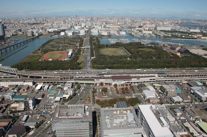 无人,足球场,高楼大厦,运动场,横图,俯视,航拍,室外,白天,度假,草地,草坪,海洋,美景,树林,植物,城市风光,标志建筑,城市,大桥,大厦,地标,建筑,立交桥,摩天大楼,桥梁,东京,日本,亚洲,阴影,光线,影子,地平线,景观,云,云朵,高架,跑道,桥,辽阔,地面,江东区,云彩,娱乐,建设,体育场,草,树,树木,蓝色,绿色,白云,蓝天,天空,阳光,自然,海水,天,享受,休闲,景色,放松,生长,晴朗,成长,一望无际,鸟瞰,延伸,绿茵场,海景,东亚,本州,关东地方,本州岛,日本国,东京都,天地相交,大海,海,晴空,彩图,高角度拍摄,大楼,高层建筑,高楼,摩天楼,足球比赛场地