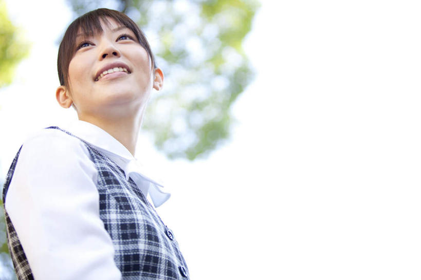 一个人,商务人士,商务女性,站,笑,微笑,露齿笑,横图,室外,白天,仰视,工作服,制服,树林,植物,仅一个年轻女性,仅一个女性,仅一个人,套装,朦胧,模糊,注视,树,树木,蓝色,绿色,蓝天,天空,自然,天,观察,看,站着,生长,晴朗,成长,观看,察看,关注,商务装,工薪阶层,万里无云,工作制服,年轻女性,女人,女性,亚洲人,白领,上班族,晴空,晴空万里,站立,半身,彩图,低角度拍摄,工作套服