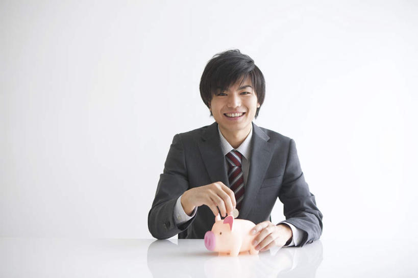 东方人,一个人,商务人士,商务男性,坐,笑,微笑,露齿笑,横图,室内,白天,白色背景,正面,衬衫,钱,亚洲,仅一个男性,仅一个人,握,套装,钱币,拿,拿着,注视,黄种人,仅一个年轻男性,容器,观察,看,储蓄罐,器皿,储蓄,存钱,握着,钞票,金融,理财,纸币,摄影,影棚,经济,观看,察看,资金,存钱罐,关注,商务装,存款,流通,纸钞,贸易,工薪阶层,贮钱罐,储钱罐,扑满,货币,现金,男人,男性,年轻男性,亚洲人,白领,上班族,坐着,半身,彩图,影棚拍摄,衬衣,拍摄