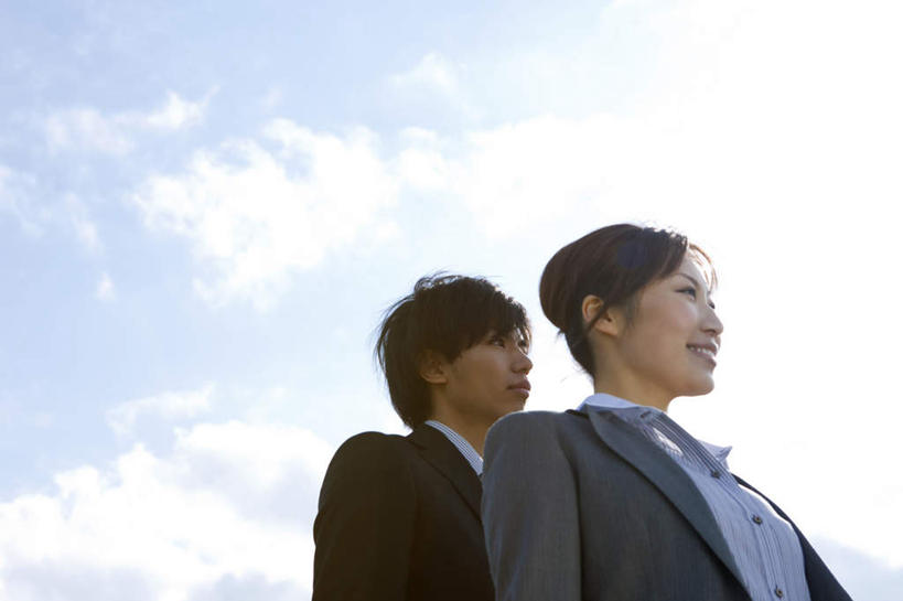 东方人,两个人,同事,商务人士,商务男性,商务女性,站,横图,室外,白天,仰视,衬衫,成功,合作,团队,集体,信心,亚洲,套装,云,云朵,云彩,注视,黄种人,队伍,蓝色,黑色,灰色,白云,蓝天,天空,天,观察,看,靠,靠着,站着,晴朗,观看,察看,领导,成就,关注,商务装,合伙,领袖,工薪阶层,男人,男性,年轻男性,年轻女性,女人,女性,亚洲人,白领,上班族,晴空,站立,半身,彩图,低角度拍摄,衬衣