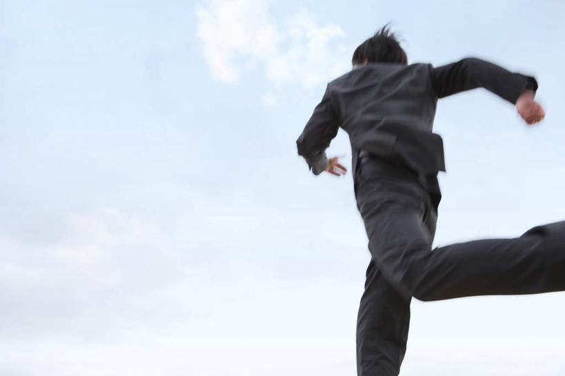 东方人,一个人,商务人士,商务男性,站,跑,横图,室外,白天,仰视,衬衫,锻炼,运动,亚洲,仅一个男性,仅一个人,套装,云,云朵,云彩,挥手,黄种人,仅一个年轻男性,蓝色,黑色,白云,蓝天,天空,天,晴朗,商务装,工薪阶层,体育,男人,男性,年轻男性,亚洲人,白领,上班族,晴空,跑步,半身,彩图,低角度拍摄,衬衣,健身