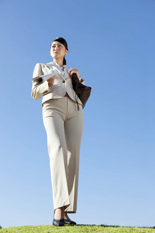 东方人,一个人,商务人士,商务女性,站,竖图,室外,白天,仰视,草地,草坪,植物,报纸,亚洲,仅一个女性,仅一个人,一张,握,阴影,套装,光线,信息,包,皮包,影子,拿,拿着,注视,黄种人,草,一个,蓝色,绿色,黑色,蓝天,天空,阳光,天,观察,看,站着,仅一个中年女性,握着,晴朗,单个,观看,新闻,单肩包,察看,关注,商务装,工薪阶层,万里无云,女人,女性,中年女性,亚洲人,白领,上班族,晴空,晴空万里,站立,半身,彩图,低角度拍摄,报刊