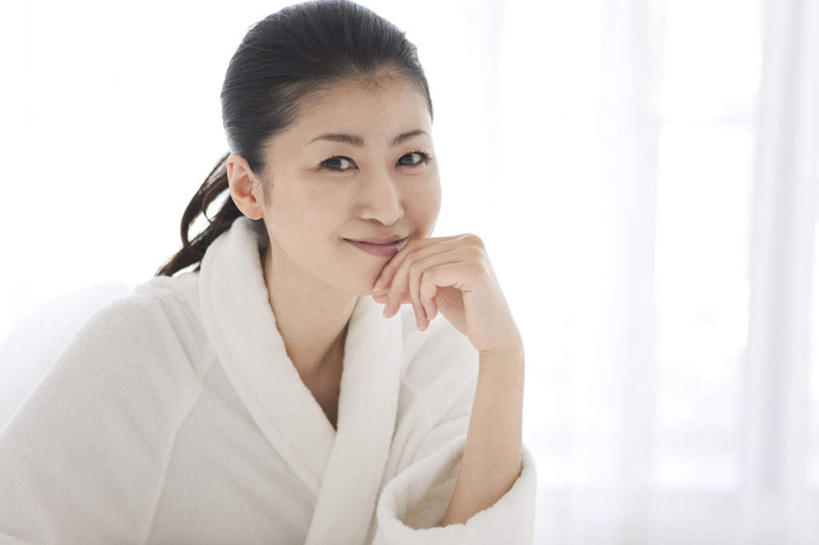 东方人,一个人,坐,笑,微笑,露齿笑,横图,室内,白天,白色背景,正面,浴袍,亚洲,仅一个女性,仅一个人,撑,朦胧,模糊,托腮,注视,黄种人,白色,扶,观察,看,托,仅一个中年女性,一件,观看,察看,扶着,关注,托下巴,女人,女性,中年女性,亚洲人,坐着,半身,彩图,汤帷子,浴衣