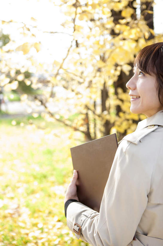 东方人,一个人,商务人士,商务女性,站,竖图,室外,白天,秋季,植物,叶子,亚洲,仅一个年轻女性,仅一个女性,仅一个人,许多,阴影,套装,朦胧,模糊,光线,材料,档案,文件,影子,枯叶,落叶,注视,黄种人,树,树木,背面,黄色,绿色,阳光,自然,资料,看,站着,生长,成长,关注,文档,商务装,工薪阶层,梧桐,中国梧桐,青桐,年轻女性,女人,女性,亚洲人,白领,上班族,叶,叶片,秋,秋天,抬头,仰头,站立,半身,彩图