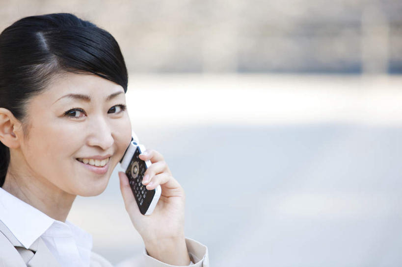 东方人,脸,头,脸颊,一个人,商务人士,商务女性,站,笑,打电话,微笑,露齿笑,横图,室外,特写,白天,正面,鼠标,键盘,电话,手机,亚洲,仅一个女性,仅一个人,握,阴影,套装,朦胧,模糊,光线,影子,拿,拿着,注视,黄种人,输入设备,通讯设备,肩膀,阳光,观察,看,站着,仅一个中年女性,握着,观看,察看,关注,商务装,工薪阶层,交流,女人,女性,中年女性,亚洲人,头部,脸部,脸蛋,面部,白领,上班族,沟通,通话,站立,半身,彩图