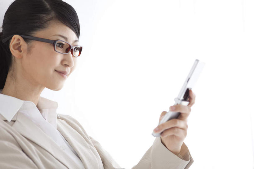 东方人,一个人,商务人士,商务女性,站,笑,打电话,微笑,露齿笑,横图,室内,白天,白色背景,侧面,电话,手机,亚洲,仅一个女性,仅一个人,一副,握,套装,眼镜,拿,拿着,注视,黄种人,通讯设备,观察,看,站着,仅一个中年女性,握着,摄影,影棚,观看,察看,关注,商务装,近视眼镜,工薪阶层,交流,女人,女性,中年女性,亚洲人,白领,上班族,沟通,通话,站立,半身,彩图,影棚拍摄,拍摄