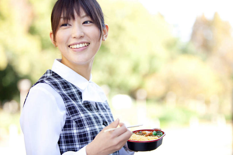 面食,面条,东方人,一个人,站,笑,微笑,露齿笑,横图,室外,白天,侧面,工作服,树林,植物,筷子,餐具,亚洲,仅一个年轻女性,仅一个女性,仅一个人,握,阴影,朦胧,模糊,光线,影子,面,食品,拿,拿着,注视,黄种人,文化,传统,树,树木,食物,绿色,阳光,自然,观察,看,站着,握着,生长,成长,观看,礼节,察看,便利,关注,礼仪,方便面,泡面,快捷,即食面,快熟面,速食面,方便,年轻女性,女人,女性,亚洲人,进餐用具,站立,半身,彩图