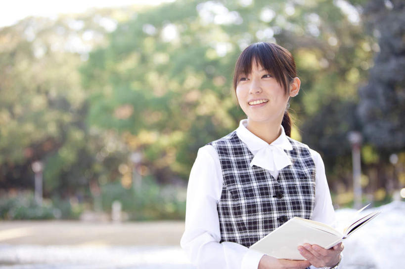 东方人,一个人,站,笑,微笑,露齿笑,横图,室外,白天,正面,工作服,树林,植物,亚洲,仅一个年轻女性,仅一个女性,仅一个人,握,阴影,朦胧,模糊,光线,影子,记事本,拿,拿着,注视,黄种人,树,树木,绿色,阳光,自然,本子,笔记本,观察,看,站着,握着,生长,成长,观看,察看,关注,年轻女性,女人,女性,亚洲人,站立,半身,彩图