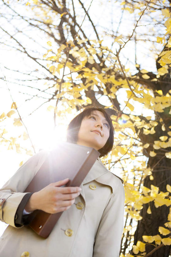 东方人,一个人,站,竖图,室外,白天,仰视,树林,植物,叶子,亚洲,仅一个年轻女性,仅一个女性,仅一个人,握,服装,朦胧,模糊,材料,档案,文件,枯叶,落叶,拿,拿着,注视,休闲装,黄种人,树,树木,衣服,绿色,白色,自然,资料,观察,看,站着,休闲,休闲服,金色,握着,服饰,生长,成长,观看,察看,关注,文档,年轻女性,女人,女性,亚洲人,叶,叶片,站立,半身,彩图,低角度拍摄