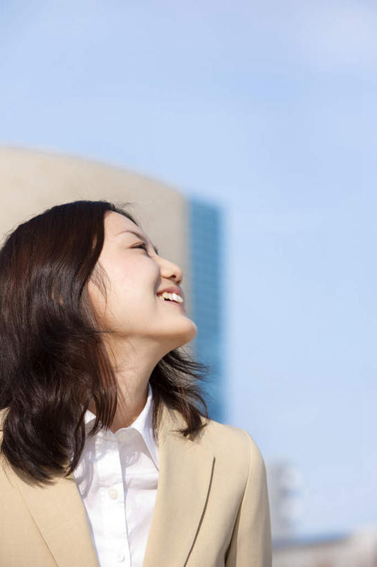 东方人,一个人,商务人士,商务女性,高楼大厦,站,笑,微笑,露齿笑,竖图,室外,白天,仰视,度假,美景,城市风光,标志建筑,城市,大厦,地标,建筑,摩天大楼,亚洲,仅一个年轻女性,仅一个女性,仅一个人,阴影,套装,朦胧,模糊,光线,影子,景观,注视,黄种人,娱乐,建设,蓝色,蓝天,天空,阳光,天,观察,看,站着,享受,休闲,景色,放松,晴朗,观看,察看,关注,商务装,工薪阶层,万里无云,年轻女性,女人,女性,亚洲人,白领,上班族,晴空,晴空万里,站立,半身,彩图,低角度拍摄,大楼,高层建筑,高楼,摩天楼