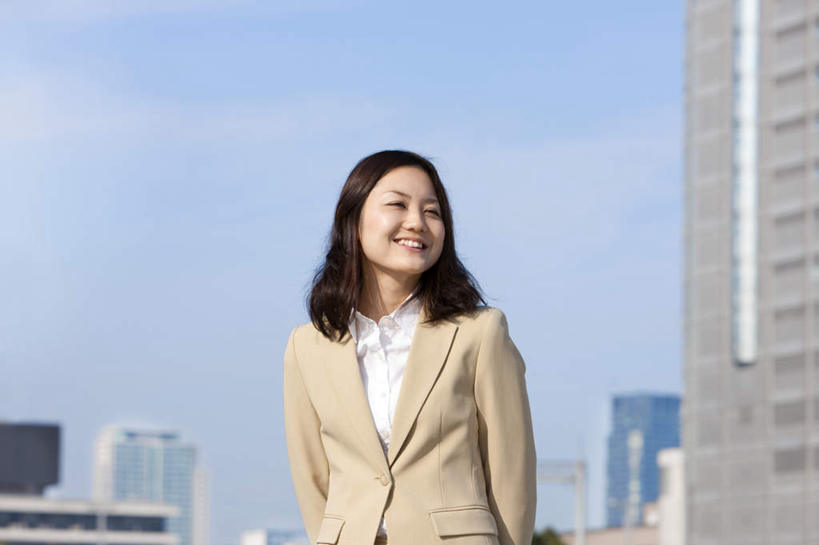 东方人,一个人,商务人士,商务女性,高楼大厦,站,笑,微笑,露齿笑,横图,室外,白天,仰视,度假,美景,城市风光,标志建筑,城市,大厦,地标,建筑,摩天大楼,亚洲,仅一个年轻女性,仅一个女性,仅一个人,阴影,套装,朦胧,模糊,光线,影子,景观,注视,黄种人,娱乐,建设,蓝色,蓝天,天空,阳光,天,观察,看,站着,享受,休闲,景色,放松,晴朗,观看,察看,关注,商务装,工薪阶层,万里无云,年轻女性,女人,女性,亚洲人,白领,上班族,晴空,晴空万里,站立,半身,彩图,低角度拍摄,大楼,高层建筑,高楼,摩天楼