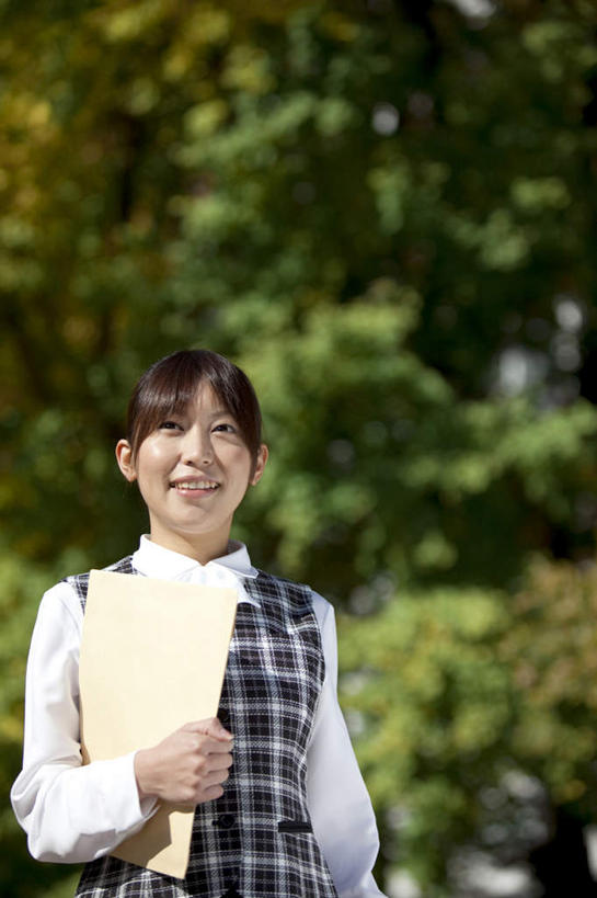 东方人,一个人,商务人士,商务女性,站,笑,微笑,露齿笑,竖图,室外,白天,仰视,树林,植物,亚洲,仅一个年轻女性,仅一个女性,仅一个人,套装,朦胧,模糊,材料,档案,文件,注视,黄种人,树,树木,绿色,自然,资料,观察,看,站着,生长,成长,观看,察看,关注,文档,商务装,工薪阶层,年轻女性,女人,女性,亚洲人,白领,上班族,站立,半身,彩图,低角度拍摄