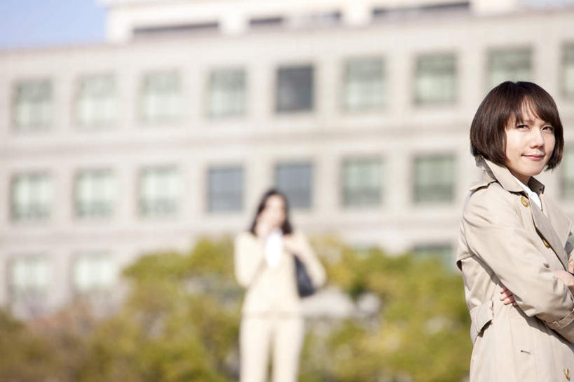 东方人,两个人,伙伴,朋友,商务人士,商务女性,站,横图,室外,白天,侧面,友谊,合作,团队,树林,植物,亚洲,套装,朦胧,模糊,材料,档案,文件,注视,黄种人,树,树木,绿色,自然,资料,观察,看,站着,商务楼,战略,生长,成长,观看,察看,关注,文档,商务装,工薪阶层,联合,合谋,配合,协作,年轻女性,女人,女性,亚洲人,白领,上班族,站立,半身,彩图