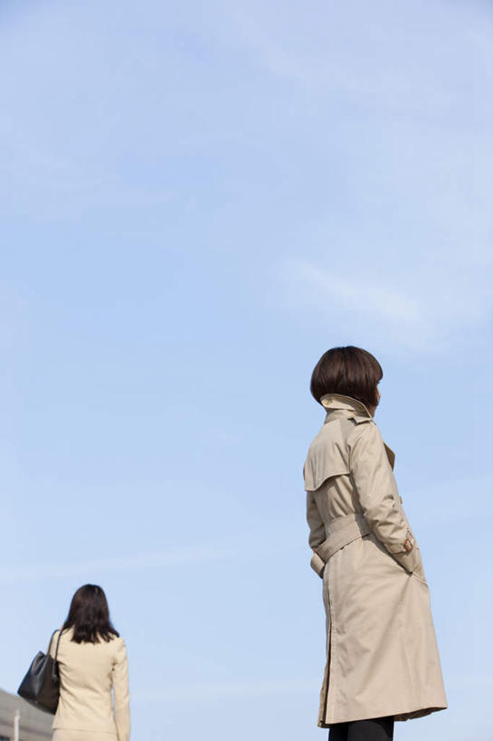 东方人,两个人,伙伴,朋友,商务人士,商务女性,站,竖图,室外,白天,仰视,友谊,合作,团队,亚洲,套装,朦胧,模糊,包,公文包,云,云朵,云彩,注视,黄种人,蓝色,白云,蓝天,天空,天,观察,看,站着,战略,晴朗,公事包,观看,察看,关注,商务装,工薪阶层,联合,合谋,配合,协作,年轻女性,女人,女性,亚洲人,白领,上班族,晴空,站立,半身,彩图,低角度拍摄
