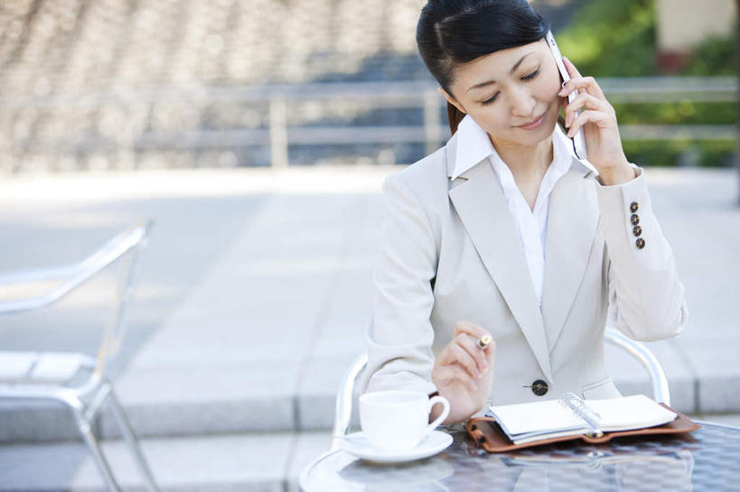 东方人,一个人,商务人士,商务女性,坐,打电话,横图,俯视,室外,白天,餐桌,桌面,桌子,杯子,餐具,电话,手机,亚洲,仅一个女性,仅一个人,握,套装,朦胧,模糊,笔,瓷器,碟子,盘,办公用品,记事本,咖啡杯,陶瓷制品,拿,拿着,注视,黄种人,通讯设备,文具,本子,笔记本,盘子,学习用品,碟,观察,看,仅一个中年女性,握着,餐台,观看,文具用品,察看,关注,瓷杯,商务装,工薪阶层,交流,女人,女性,中年女性,亚洲人,白领,上班族,沟通,通话,坐着,半身,彩图,高角度拍摄