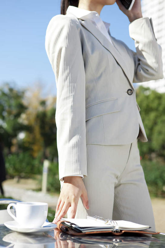 东方人,一个人,商务人士,商务女性,打电话,竖图,室外,白天,仰视,树林,植物,餐桌,桌面,桌子,杯子,餐具,电话,手机,亚洲,仅一个女性,仅一个人,一本,阴影,套装,朦胧,模糊,光线,瓷器,碟子,盘,影子,记事本,咖啡杯,陶瓷制品,黄种人,通讯设备,树,树木,一个,蓝色,绿色,白色,蓝天,天空,阳光,自然,本子,笔记本,盘子,碟,天,仅一个中年女性,生长,晴朗,单个,成长,餐台,瓷杯,商务装,工薪阶层,万里无云,一部,交流,女人,女性,中年女性,亚洲人,白领,上班族,晴空,晴空万里,沟通,通话,半身,彩图,低角度拍摄