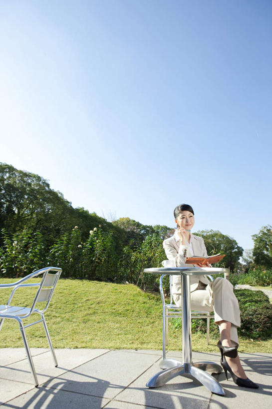 东方人,一个人,商务人士,商务女性,打电话,竖图,室外,白天,仰视,草地,草坪,树林,植物,餐桌,桌面,桌子,杯子,餐具,电话,手机,椅子,金属制品,亚洲,仅一个女性,仅一个人,一本,一张,阴影,套装,朦胧,模糊,光线,金属,瓷器,瓷砖,地砖,碟子,盘,影子,记事本,咖啡杯,陶瓷制品,地面,两把,黄种人,通讯设备,草,树,树木,一个,蓝色,绿色,白色,蓝天,天空,阳光,自然,本子,笔记本,盘子,碟,天,仅一个中年女性,生长,晴朗,单个,成长,餐台,瓷杯,商务装,工薪阶层,万里无云,一部,交流,女人,女性,中年女性,亚洲人,白领,上班族,晴空,晴空万里,沟通,通话,彩图,低角度拍摄,全身