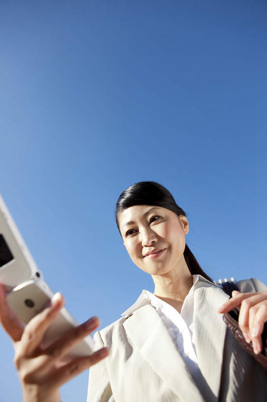 东方人,一个人,商务人士,商务女性,打电话,竖图,室外,白天,仰视,电话,手机,亚洲,仅一个女性,仅一个人,握,套装,朦胧,模糊,包,公文包,褐色,拿,拿着,注视,黄种人,通讯设备,一只,蓝色,蓝天,天空,天,观察,看,仅一个中年女性,握着,晴朗,公事包,观看,察看,关注,商务装,工薪阶层,万里无云,交流,女人,女性,中年女性,亚洲人,白领,上班族,晴空,晴空万里,沟通,通话,半身,彩图,低角度拍摄