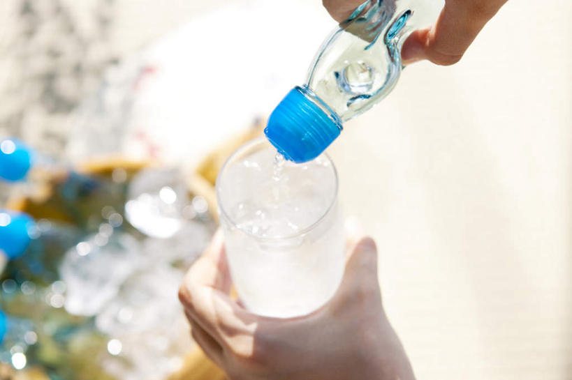 东方人,一个人,横图,俯视,室内,特写,白天,水,杯子,亚洲,仅一个男性,仅一个人,握,朦胧,模糊,罐子,液体,水滴,拿,拿着,黄种人,玻璃制品,仅一个年轻男性,玻璃瓶,瓶子,水杯,握着,男人,男性,年轻男性,亚洲人,玻璃杯,半身,彩图,高角度拍摄