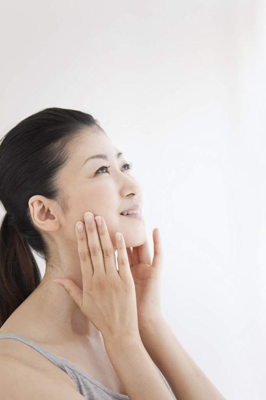 东方人,脸,头,脸颊,一个人,站,笑,摸,微笑,露齿笑,竖图,室外,白天,白色背景,侧面,亚洲,仅一个年轻女性,仅一个女性,仅一个人,抚摸,朦胧,模糊,背心,黄种人,穿,黑色,灰色,站着,辫子,摄影,影棚,穿着,年轻女性,女人,女性,亚洲人,头部,长发,脸部,脸蛋,面部,触摸,接触,抬头,仰头,站立,半身,彩图,影棚拍摄,拍摄