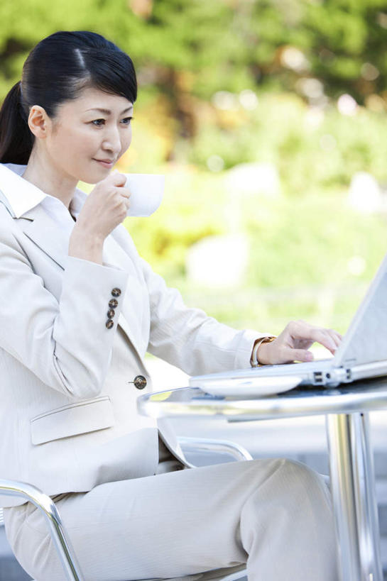 咖啡,东方人,一个人,商务人士,商务女性,坐,竖图,室外,白天,侧面,幸福,电脑,笔记本电脑,草地,草坪,植物,餐桌,桌面,桌子,杯子,椅子,金属制品,亚洲,仅一个女性,仅一个人,一把,敲打,握,阴影,套装,朦胧,模糊,光线,网络,金属,瓷器,影子,咖啡杯,陶瓷制品,一杯,拿,拿着,黄种人,娱乐,输入,通讯设备,草,树,树木,饮料,绿色,白色,阳光,自然,打字,仅一个中年女性,享受,休闲,温馨,放松,乐趣,握着,生长,成长,餐台,点击,敲击,提神,无线,舒适,瓷杯,醒脑,通信设备,商务装,无线网络,无线上网,便携式电脑,工薪阶层,一部,软饮料,按键,手提电脑,女人,女性,中年女性,亚洲人,白领,上班族,坐着,半身,彩图