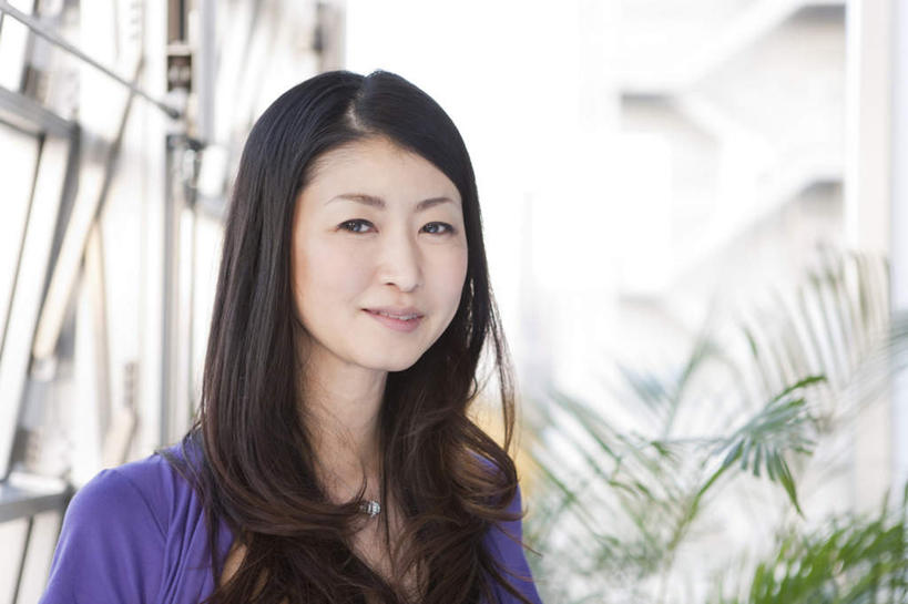 东方人,脸,头,脸颊,一个人,高楼大厦,坐,笑,微笑,横图,室内,特写,白天,正面,大厦,建筑,摩天大楼,叶子,亚洲,仅一个女性,仅一个人,服装,朦胧,模糊,装饰,绿叶,注视,休闲装,黄种人,肩膀,衣服,紫色,黑色,观察,看,仅一个中年女性,休闲,休闲服,嫩叶,服饰,观看,华丽,修饰,点缀,察看,关注,衬托,美观,雅致,雅观,女人,女性,中年女性,亚洲人,头部,长发,卷发,脸部,脸蛋,面部,叶,叶片,坐着,半身,彩图,大楼,高层建筑,高楼,摩天楼