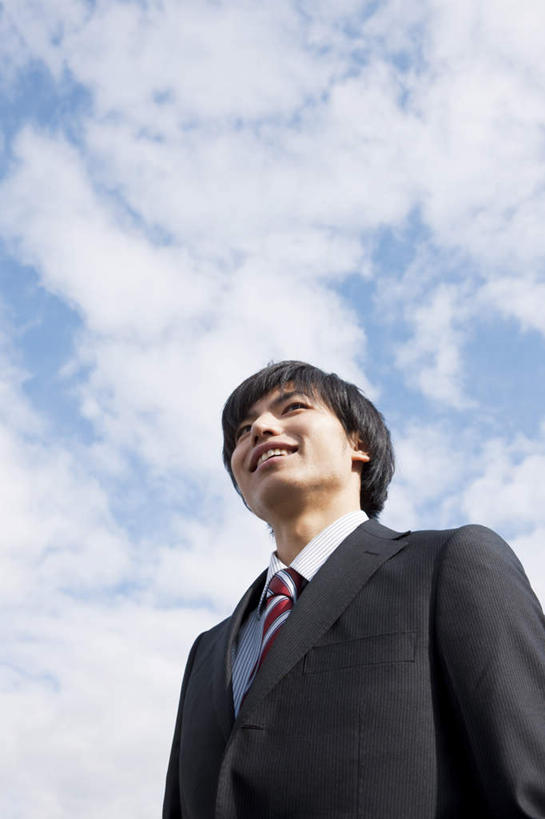 东方人,一个人,商务人士,商务男性,站,笑,微笑,露齿笑,竖图,室外,白天,仰视,衬衫,亚洲,仅一个男性,仅一个人,套装,朦胧,模糊,云,云朵,云彩,黄种人,仅一个年轻男性,蓝色,白云,蓝天,天空,天,站着,晴朗,商务装,工薪阶层,男人,男性,年轻男性,亚洲人,白领,上班族,晴空,站立,半身,彩图,低角度拍摄,衬衣