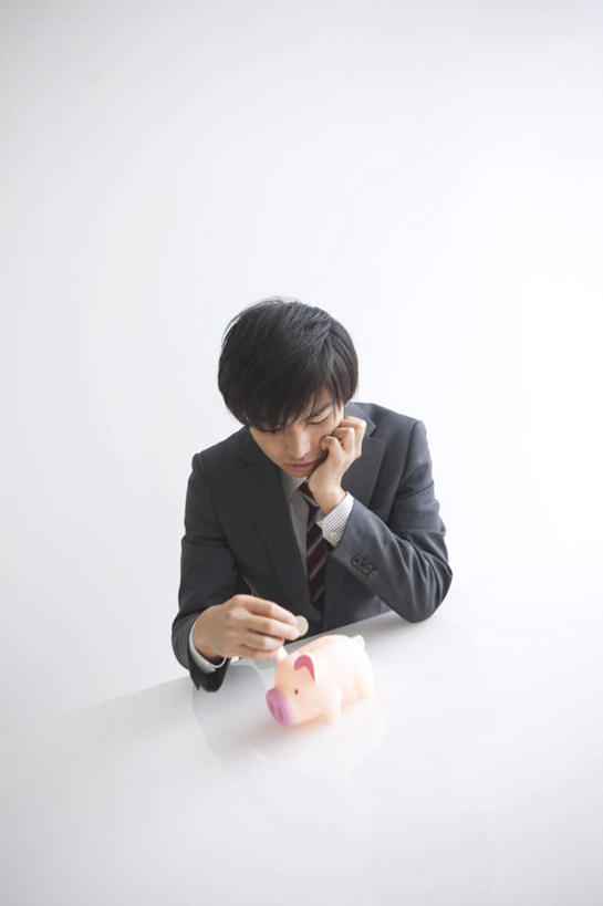 东方人,儿童,一个人,商务人士,商务男性,办公室,坐,投,竖图,俯视,室外,白天,衬衫,钱,窗户,家具,落地窗,桌面,桌子,亚洲,仅一个男性,仅一个人,撑,握,套装,朦胧,模糊,木制,钱币,塑料,办公桌,一枚,拿,拿着,托腮,黄种人,玻璃窗,一个,小孩,粉色,白色,木制品,容器,塑料制品,托,仅一个小孩,储蓄罐,器皿,储蓄,存钱,握着,金融,理财,经济,单个,资金,存钱罐,托下巴,商务装,存款,流通,贸易,工薪阶层,贮钱罐,储钱罐,扑满,办公家具,货币,现金,硬币,男孩,男人,男性,亚洲人,孩子,白领,上班族,抛,扔,撒,掷,坐着,半身,彩图,高角度拍摄,衬衣,男生