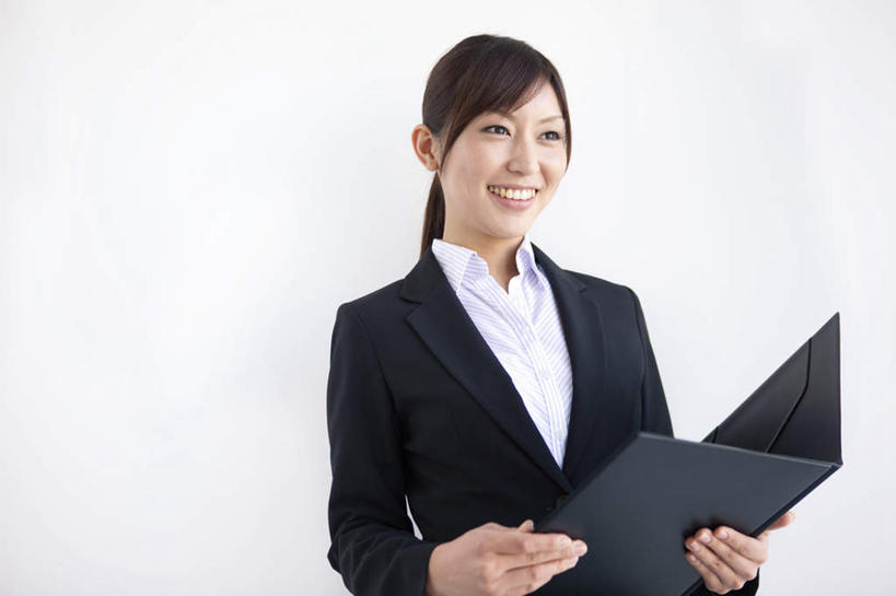 东方人,一个人,商务人士,商务女性,站,笑,微笑,露齿笑,横图,室内,白天,正面,亚洲,仅一个年轻女性,仅一个女性,仅一个人,握,套装,材料,档案,文件,拿,拿着,注视,黄种人,一个,蓝色,资料,打开,观察,看,站着,握着,单个,观看,察看,开启,关注,文档,商务装,工薪阶层,年轻女性,女人,女性,亚洲人,白领,上班族,站立,半身,彩图